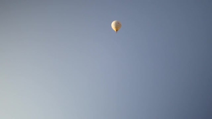 气球飞了起来。土耳其，卡帕多西亚。