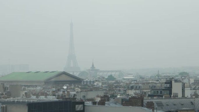 大雾天的埃菲尔铁塔，法国巴黎，全景
