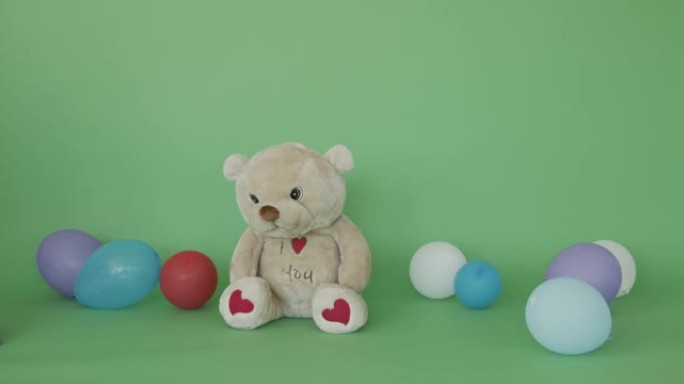 一只泰迪熊坐在气球中