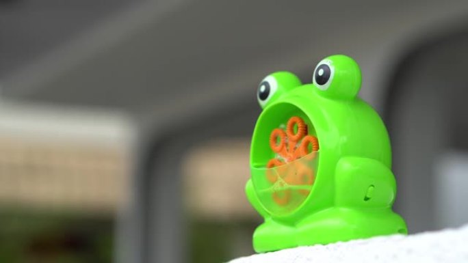 绿色青蛙玩具释放泡沫