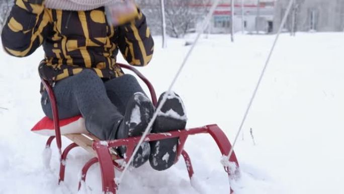 和妈妈一起雪橇。