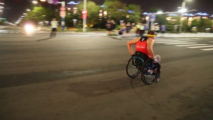实拍残疾人参加夜间马拉松