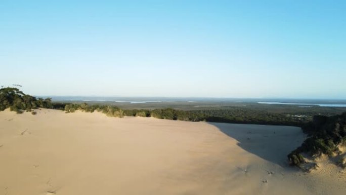 高无人机景观俯瞰澳大利亚卡洛沙吹彩虹海滩独特的 “月景” 沙质