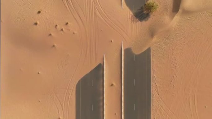 沙丘掩埋的沙漠路鸟瞰图。阿联酋迪拜。