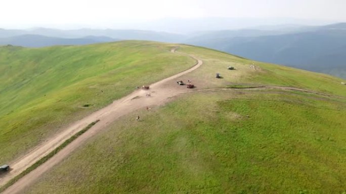 鸟瞰图越野车上山到山顶