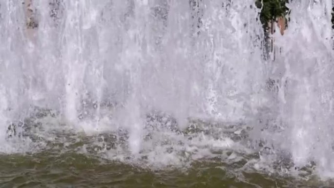 水柱、水滴、飞溅落在城市喷泉里。慢动作