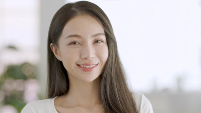 特写年轻的亚洲美女脸微笑着健康的皮肤