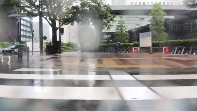 雨天开车穿越城市/侧视图