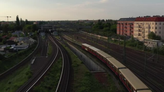 在Bosebrucke桥下到达车站的S bahn火车的跟踪视图。多轨铁路线的鸟瞰图。晚上霍尔登小时的