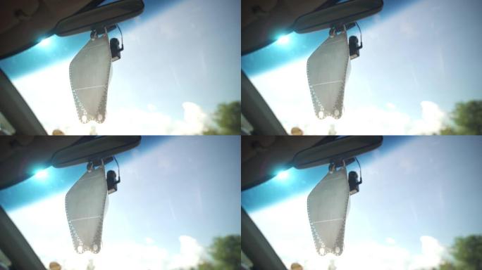 悬挂在汽车后视镜上的CU防护面罩