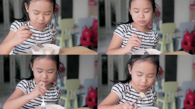 亚洲女孩正在吃美味的果冻。
