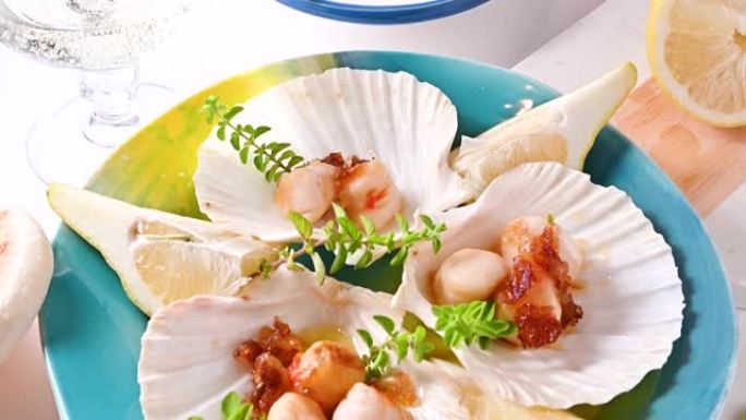 油炸扇贝，健康美食，在贝壳类的美丽菜肴上撒上鱼子酱烤扇贝
