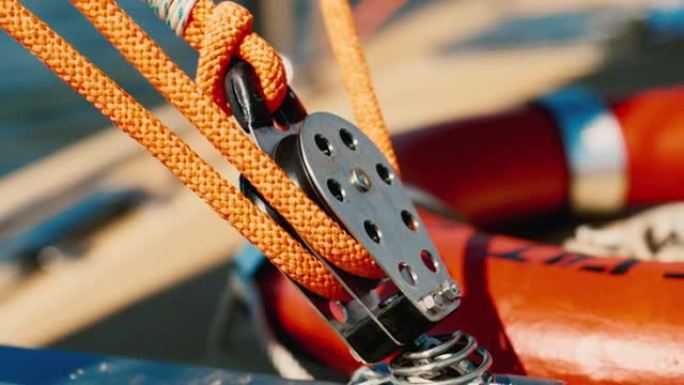 在游艇上用绳索和积木索具。帆船设备细节