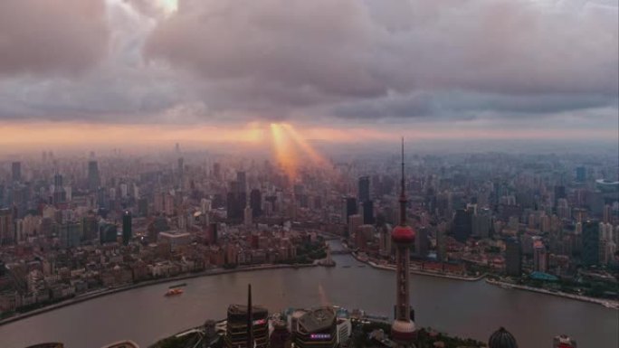 日落傍晚上海城市的时间流逝，上海天际线的鸟瞰图，云层移动和阳光投射在魔术，4k镜头，b滚动镜头等建筑