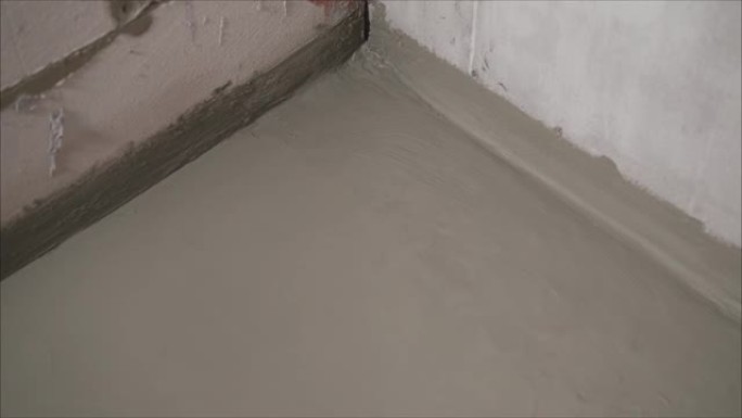 混凝土地板上的防水砂浆。工人用刷子对混凝土地板进行防水处理。混凝土地板维修