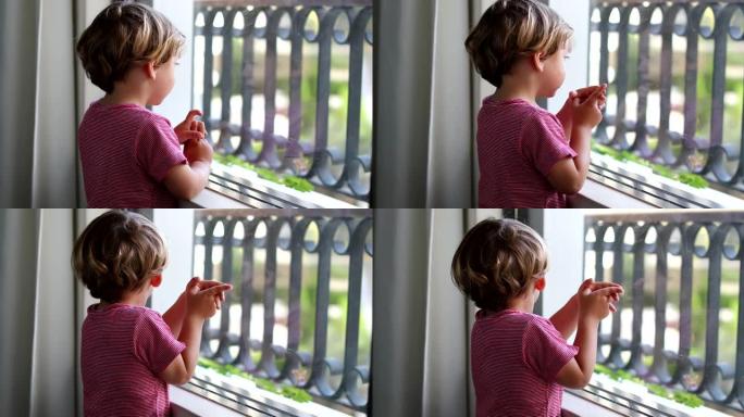 婴儿透过家庭窗户看