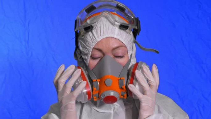 呼吸器的科学家病毒学家。女人近距离看，戴着防护医用口罩。