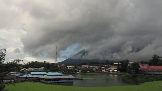 一次小喷发从mt.的Tompaluan火山口向天空喷出黑色粉末雾。北苏拉威西岛Tomohon市附近的