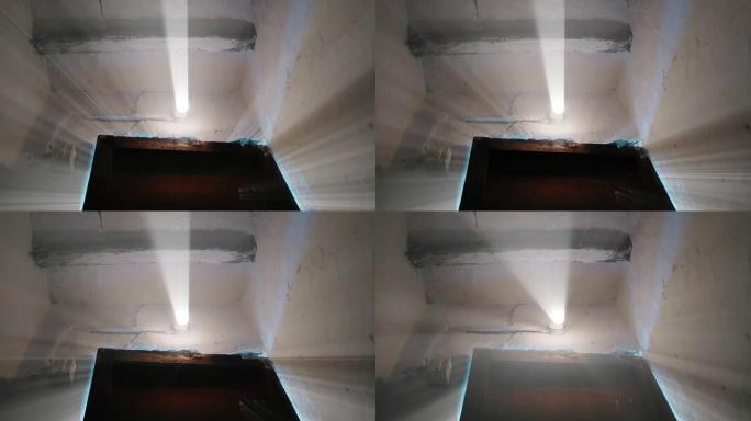 门上的3d灯。3d灯光穿过门裂缝的稳定镜头。