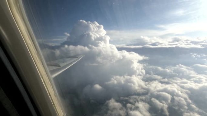 穿过飞机窗户的白云的奇妙景观