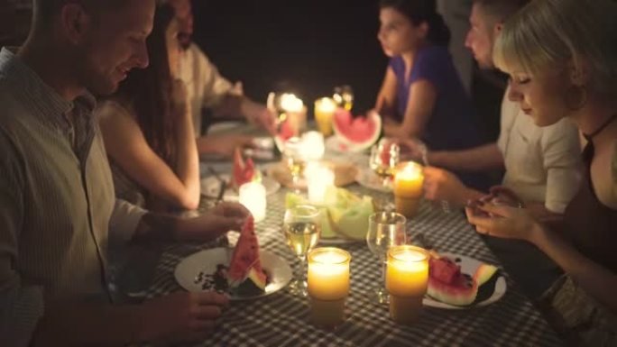 在夏夜，快乐的高加索夫妇享受晚宴