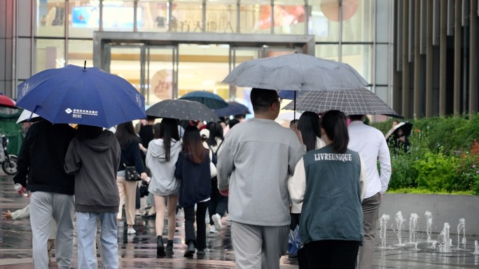 城市雨天行人撑伞