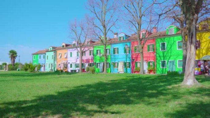 彩色半独立式住宅位于绿色草地附近