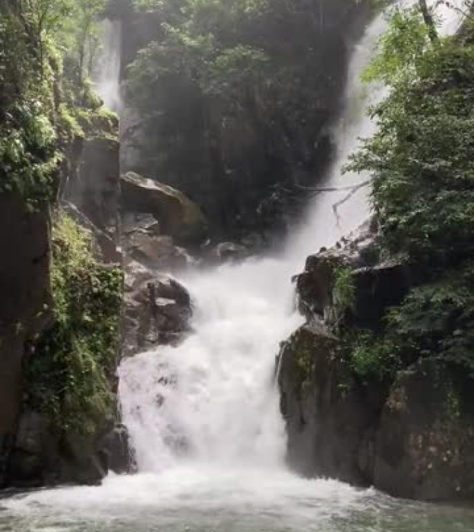 强大的垂直瀑布竖屏流水山泉水唯美风景