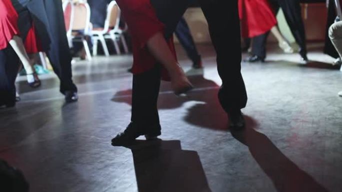 年轻夫妇的舞鞋，舞厅里的传统拉丁阿根廷舞蹈米隆加夫妇，探戈萨尔萨巴哈塔基佐姆巴课，舞蹈节，木地板，鞋