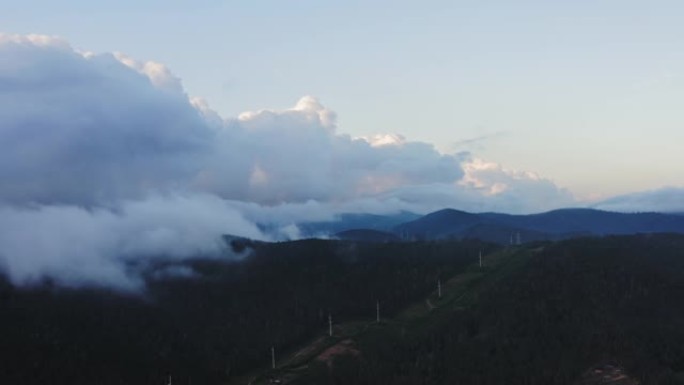 令人印象深刻的视频，阴云密布的锋面笼罩着森林茂密的山顶