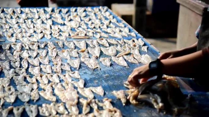 渔民在Ban Laem Chabang晒鱼制作干鱼，