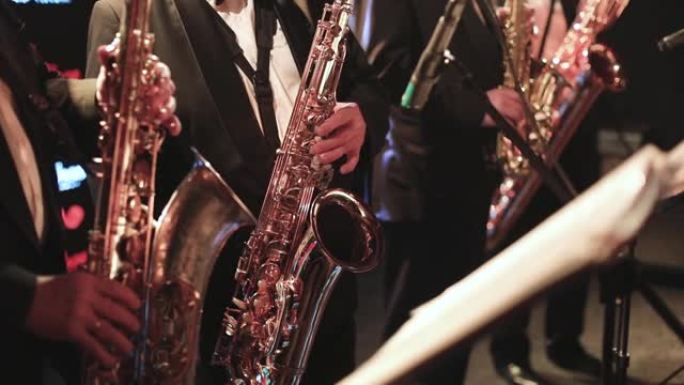 爵士乐团在舞台上表演音乐时，萨克斯管萨克斯管演奏者，萨克斯管萨克斯管演奏者与歌手和音乐剧的音乐会视图
