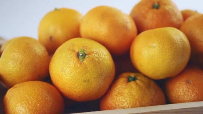 在木箱中收获橘子的新鲜收获特写