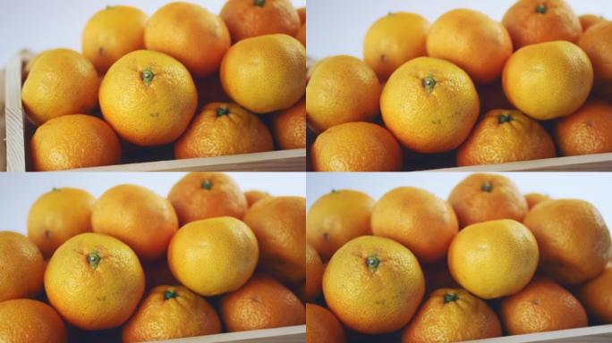 在木箱中收获橘子的新鲜收获特写