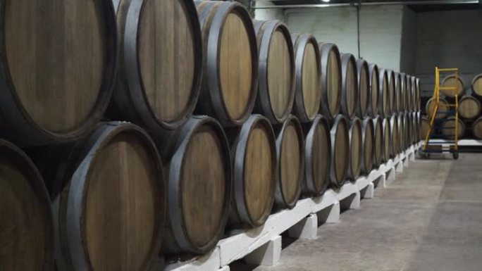 酿酒厂地窖里的大橡木桶葡萄酒。葡萄酒的生产、陈酿