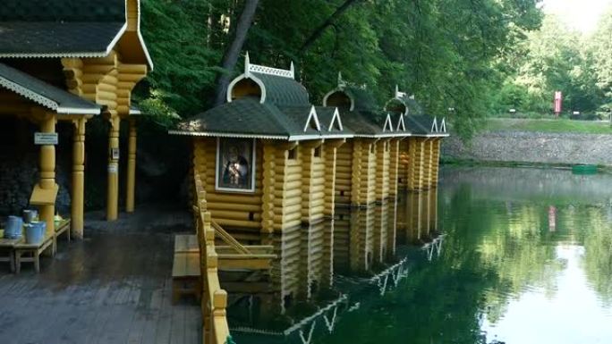 夏季早晨，在Tsyganovka村为萨罗夫 (Sarov) 预先需要的六翼天使沐浴的泉水来源。11.