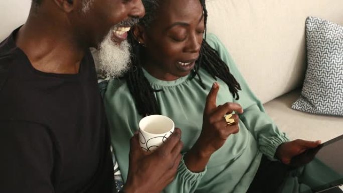 退休黑人夫妻使用平板电脑视频通话家人和朋友