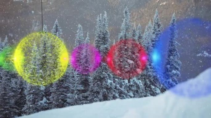 冬季枞树上的降雪和圣诞节小玩意的动画