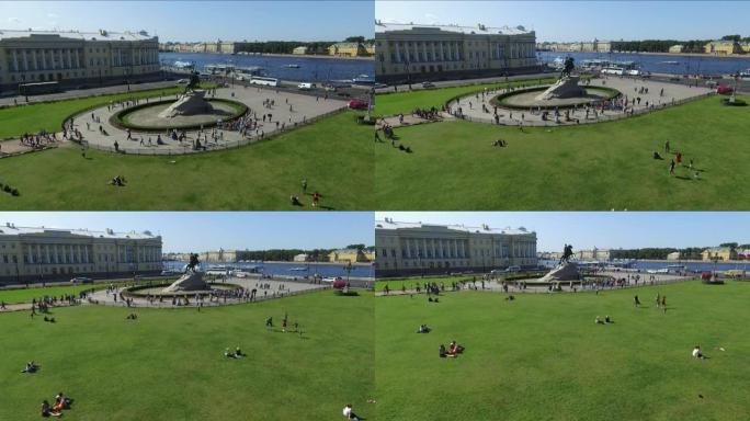 俄罗斯，圣彼得堡:铜骑士——参议院广场上的彼得一世纪念碑——从上面看。