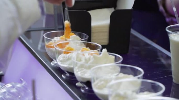 部分带有橘子片的冰淇淋放在玻璃杯上