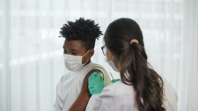 医生给非裔美国男孩新型冠状病毒肺炎疫苗，新型冠状病毒肺炎，冠状病毒注射