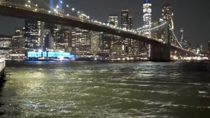 从纽约东河倾斜到纽约市市中心，配有9月11日纪念灯