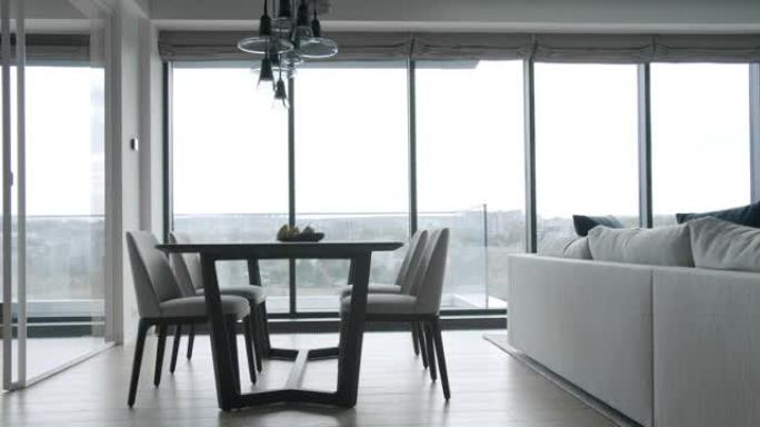 现代的真实公寓，带推拉门和大窗户，漂亮的家具和厨房桌子，简约的圆形吊灯，
美丽美丽的全景