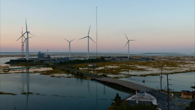 可持续能源用于环境保护。美国新泽西州大西洋城附近的一个由风力涡轮机和太阳能电池板提供动力的废水处理厂