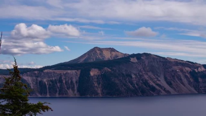 时间流逝-火山口湖山脉上美丽的云层