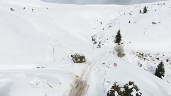 滑雪者和滑雪者骑在雪猫的老鼠架上