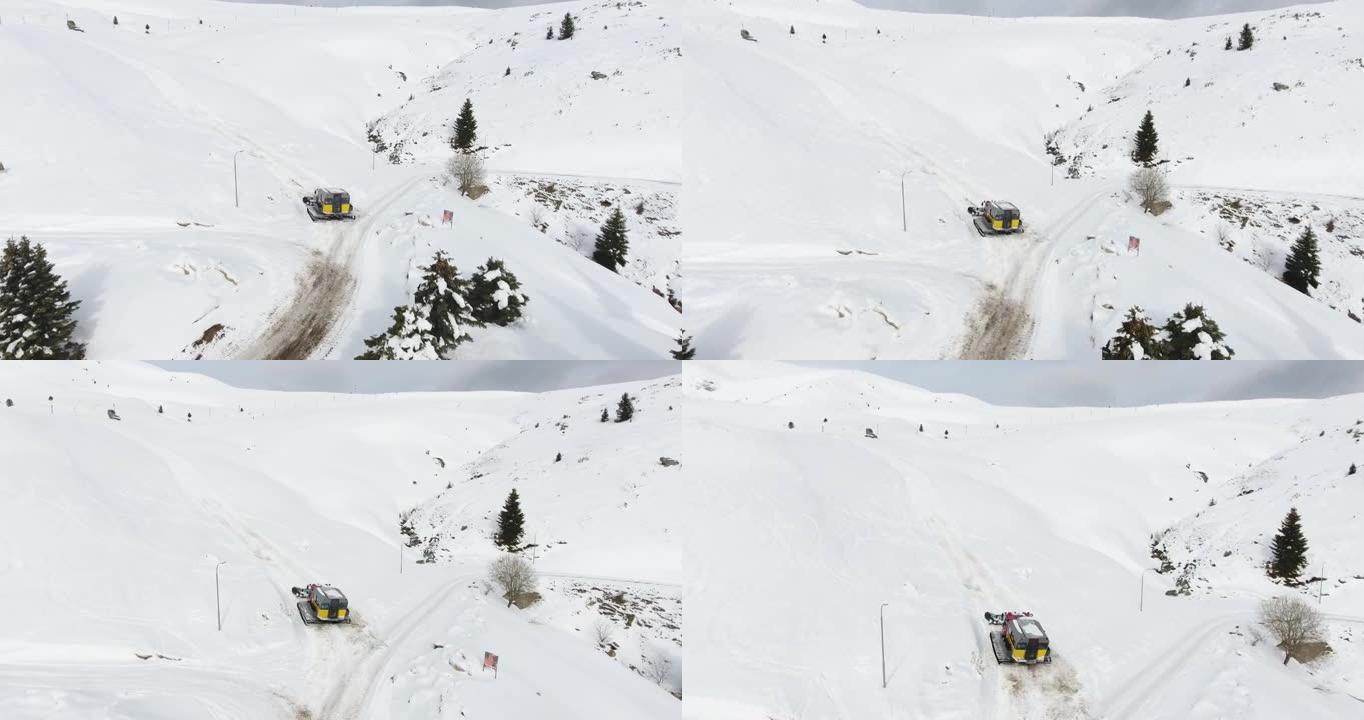 滑雪者和滑雪者骑在雪猫的老鼠架上