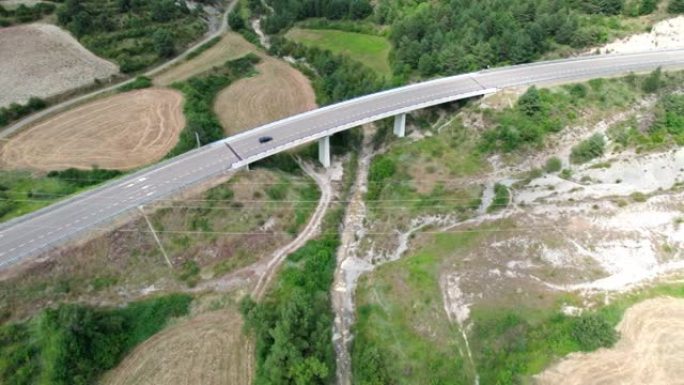 山景中的快速入门之路。穿过山间桥的高速公路。