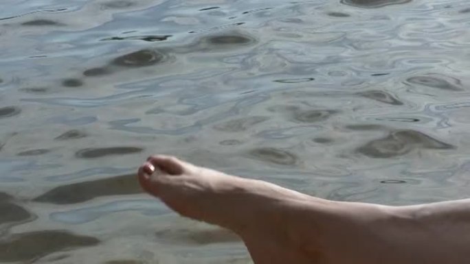 一个画指甲的高加索女性脚趾的特写镜头。