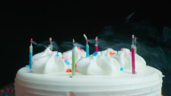 蜡烛以错误的方式吹出，用插科打蜡烛的蛋糕污染了电影